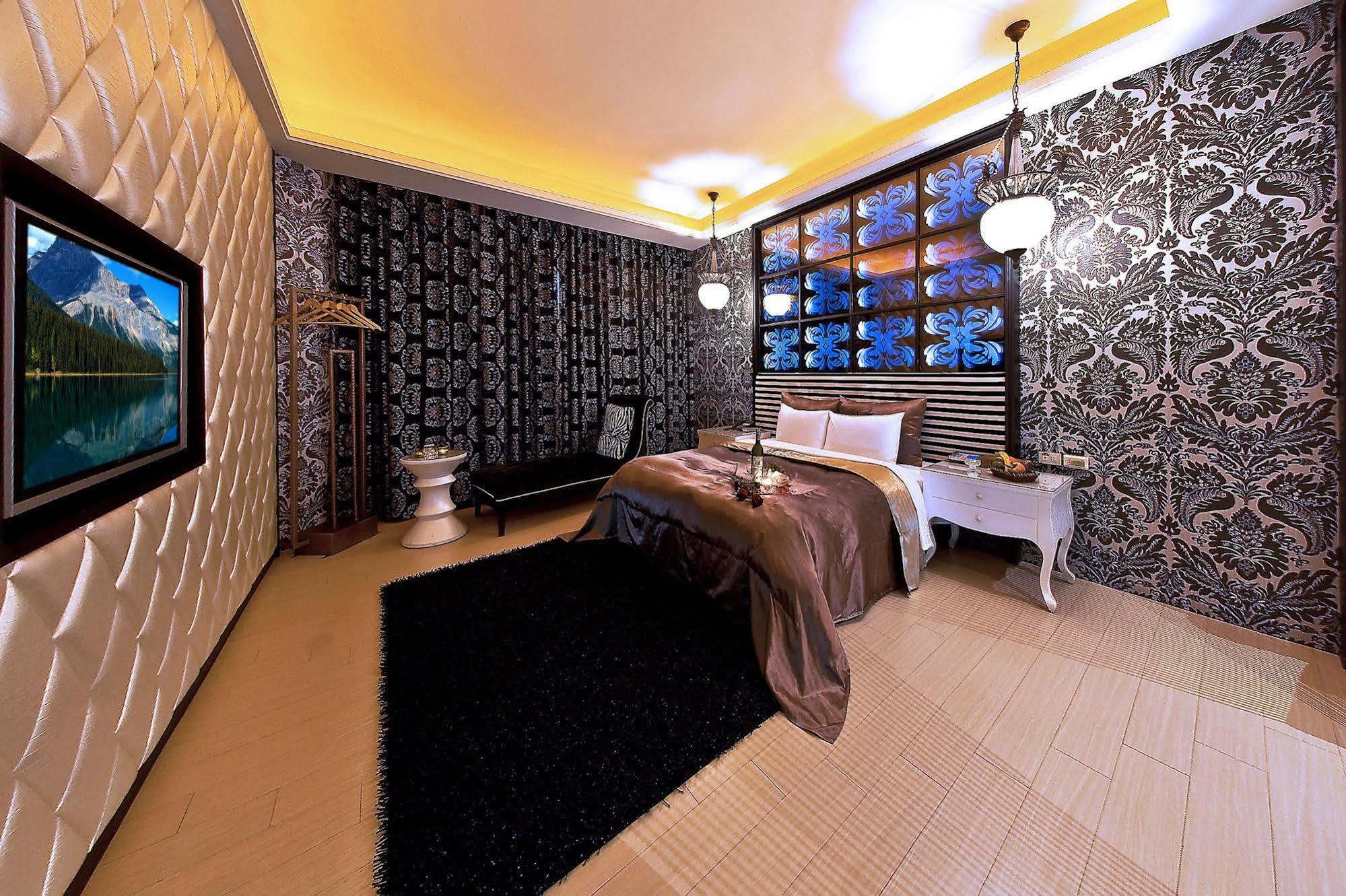 Sasha Motel Taichung Bagian luar foto