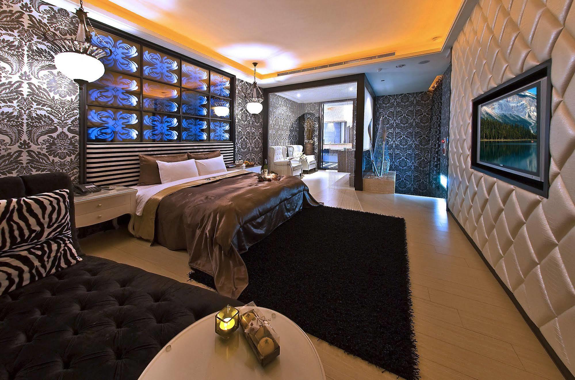 Sasha Motel Taichung Bagian luar foto