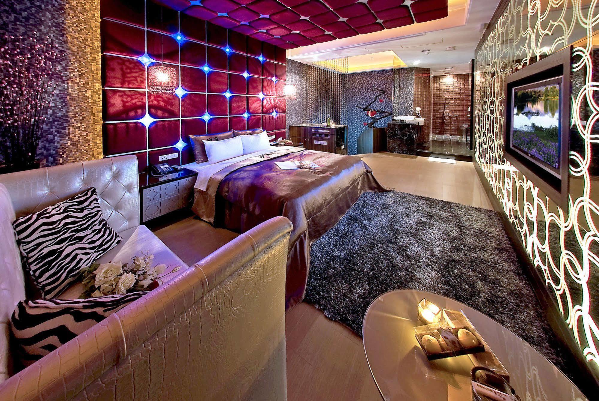 Sasha Motel Taichung Bagian luar foto