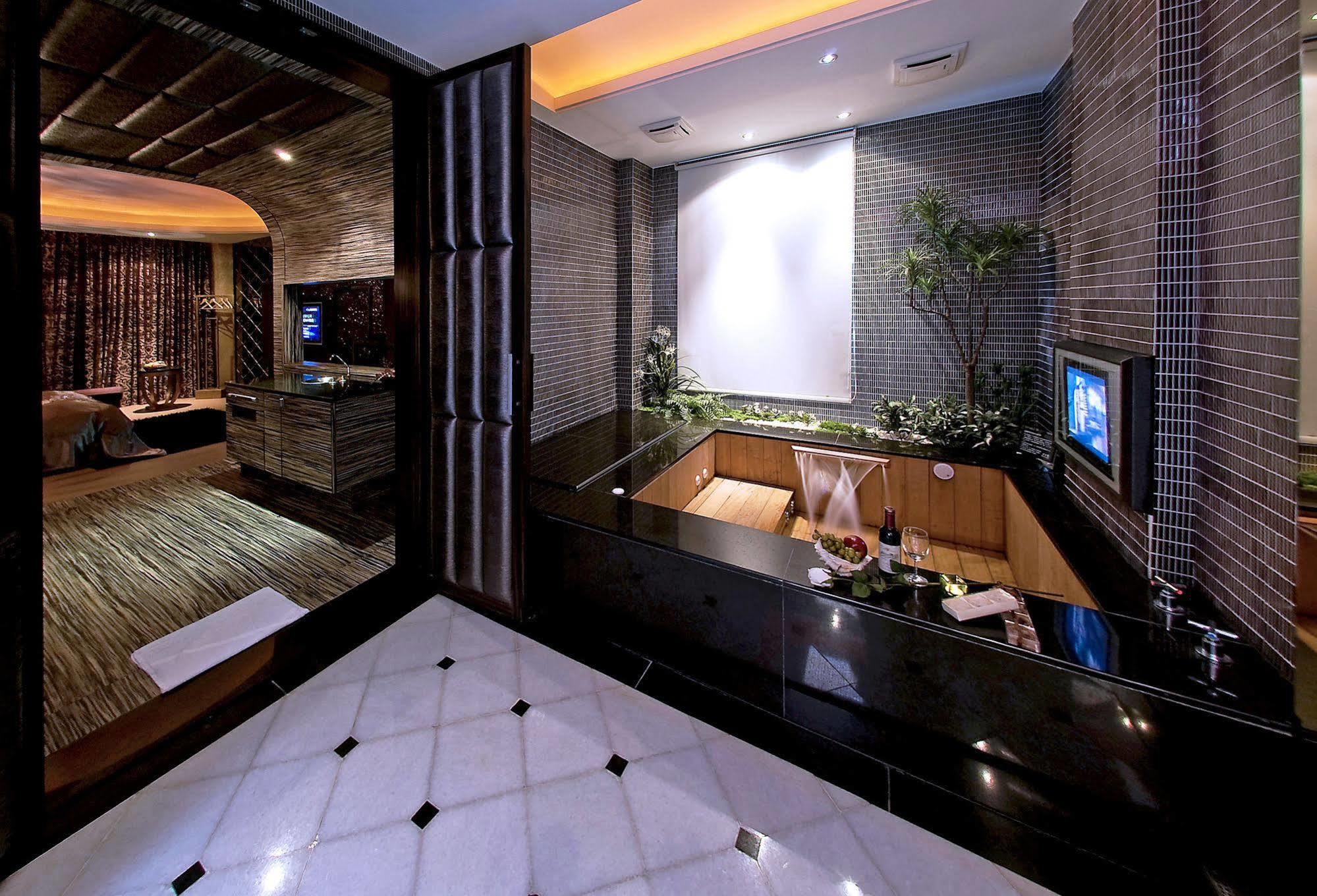 Sasha Motel Taichung Bagian luar foto