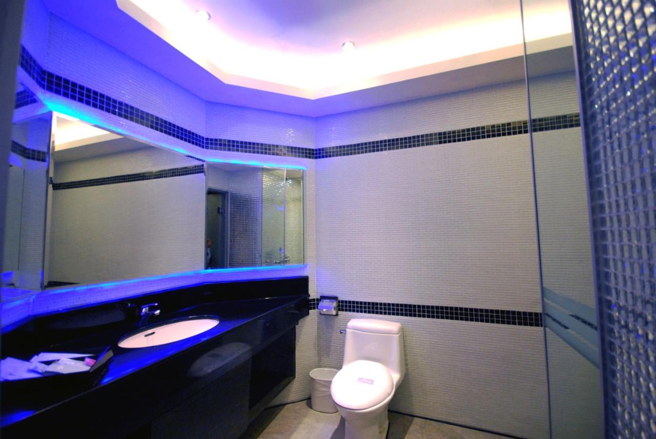 Sasha Motel Taichung Bagian luar foto