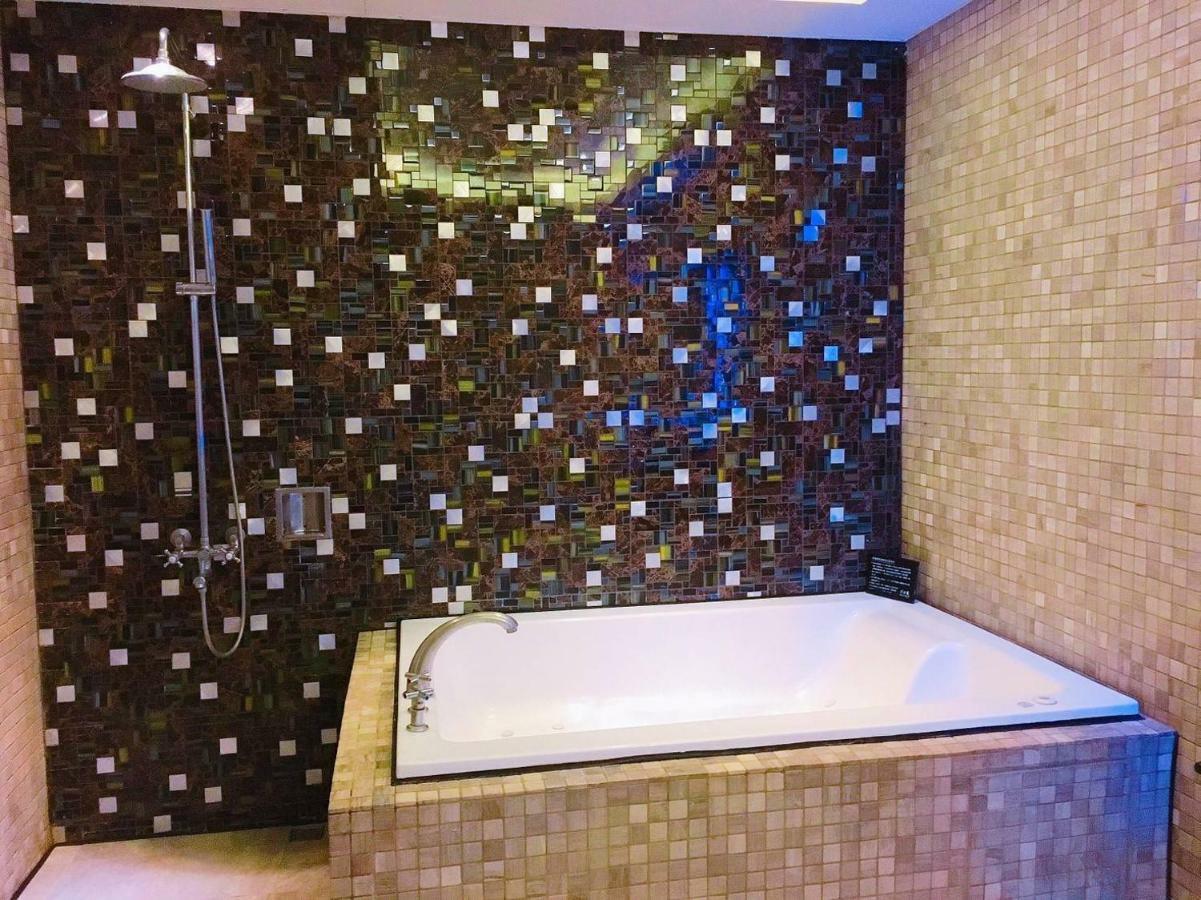 Sasha Motel Taichung Bagian luar foto