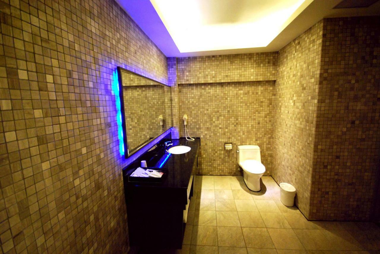 Sasha Motel Taichung Bagian luar foto