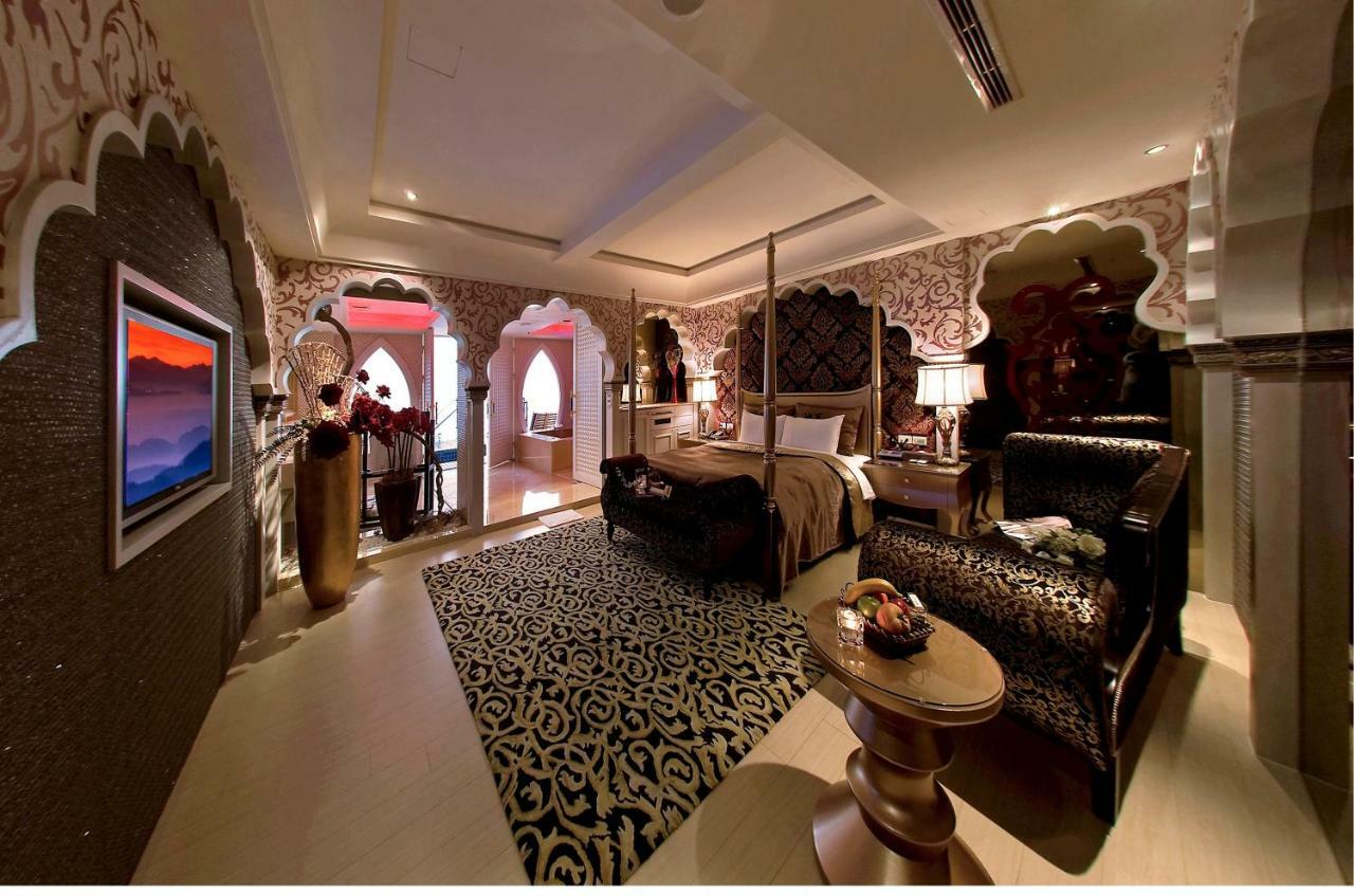 Sasha Motel Taichung Bagian luar foto