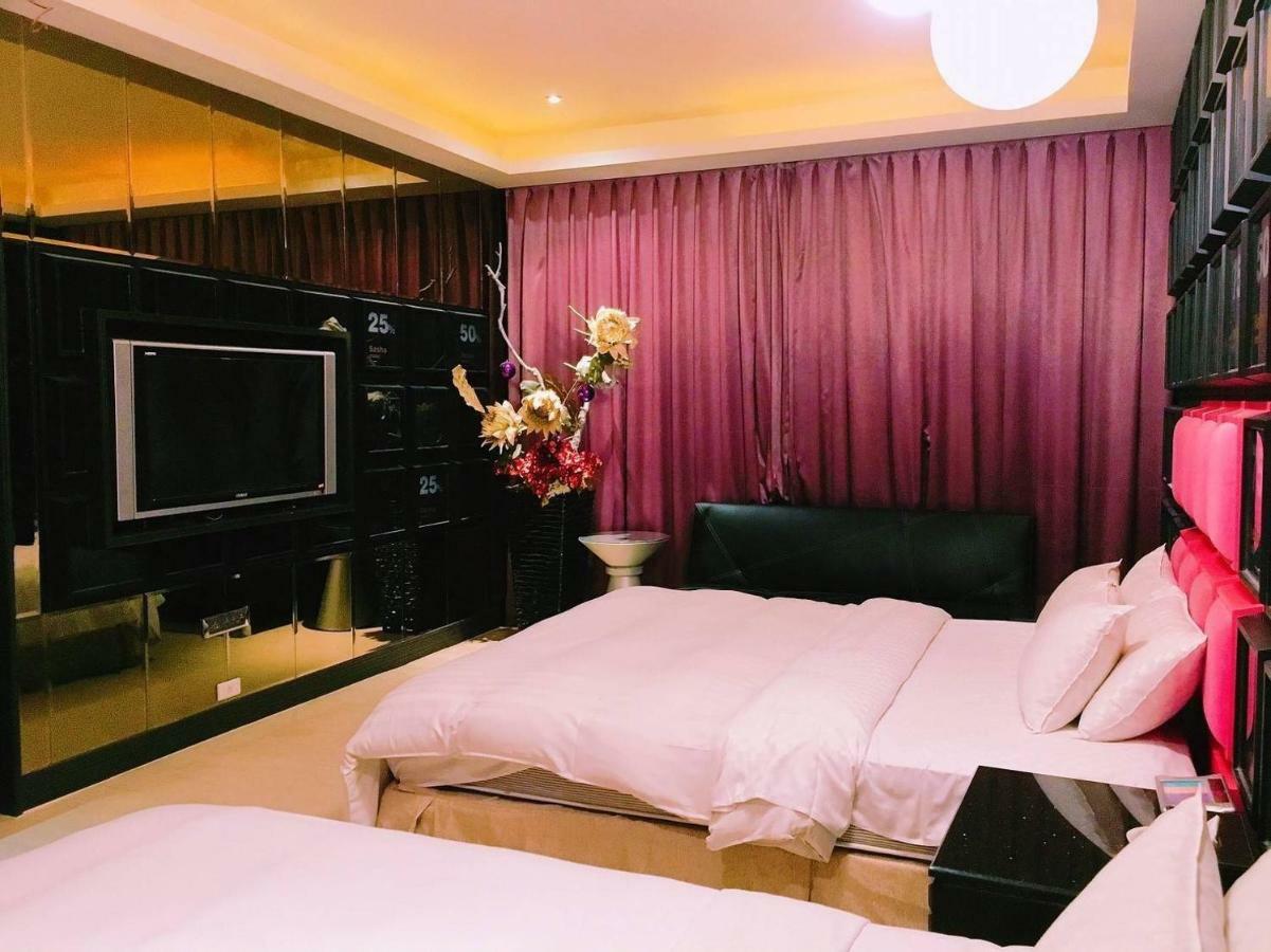 Sasha Motel Taichung Bagian luar foto