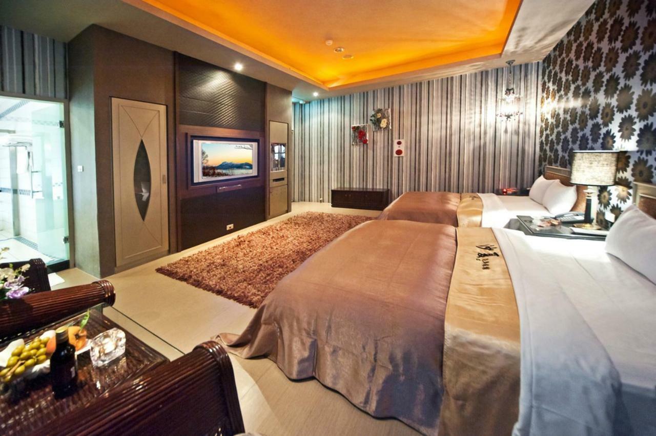 Sasha Motel Taichung Bagian luar foto