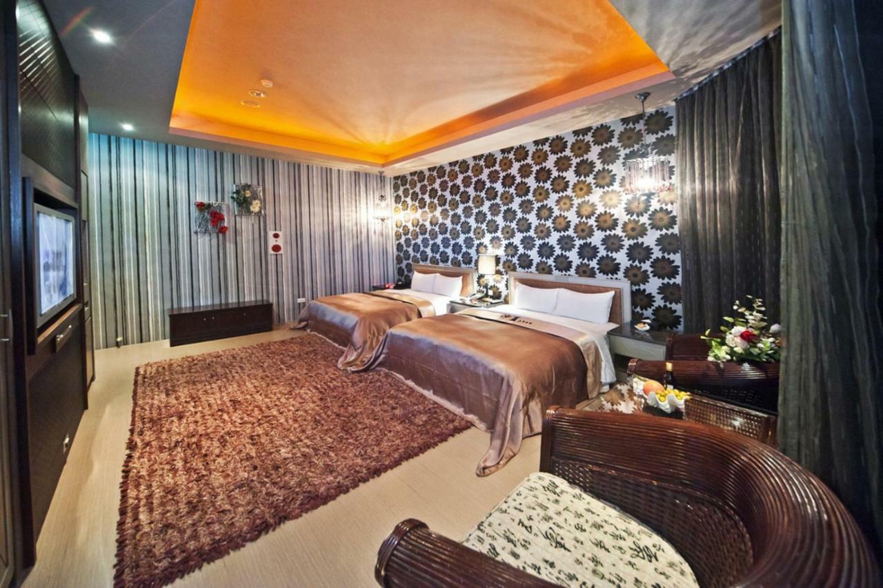 Sasha Motel Taichung Bagian luar foto
