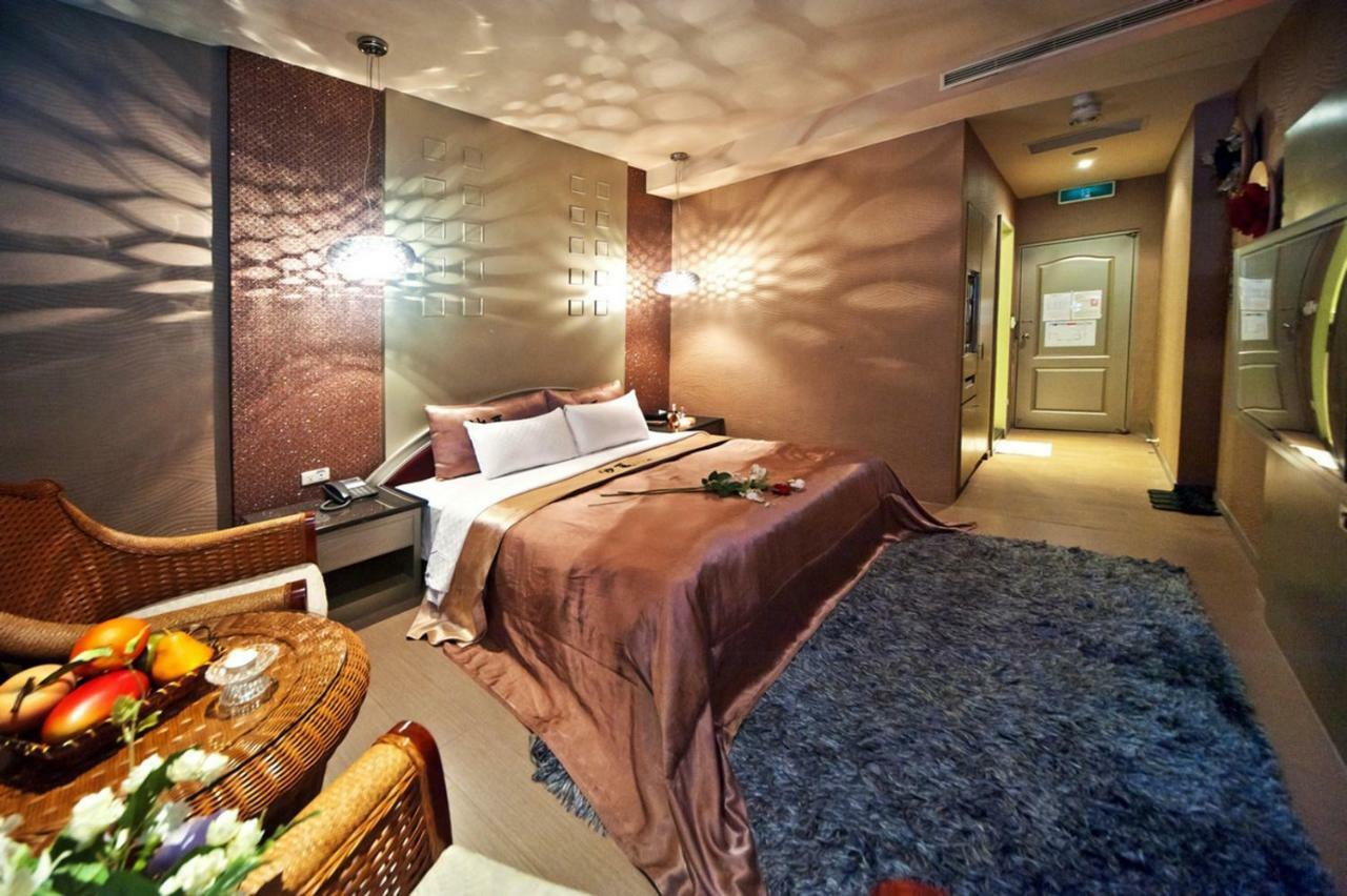 Sasha Motel Taichung Bagian luar foto