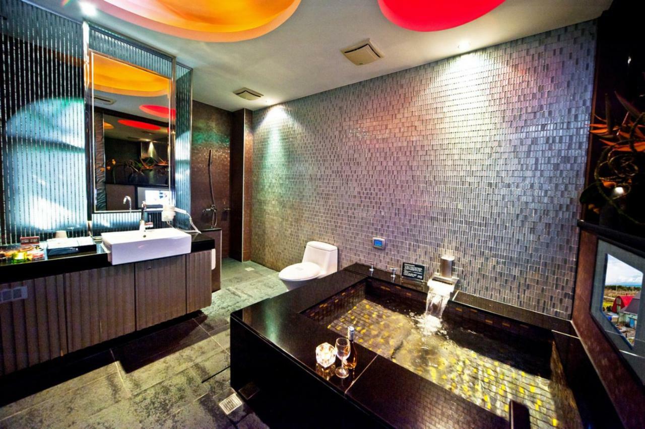 Sasha Motel Taichung Bagian luar foto