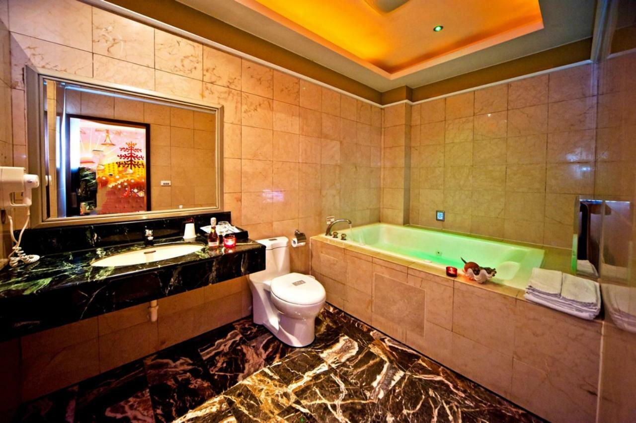 Sasha Motel Taichung Bagian luar foto