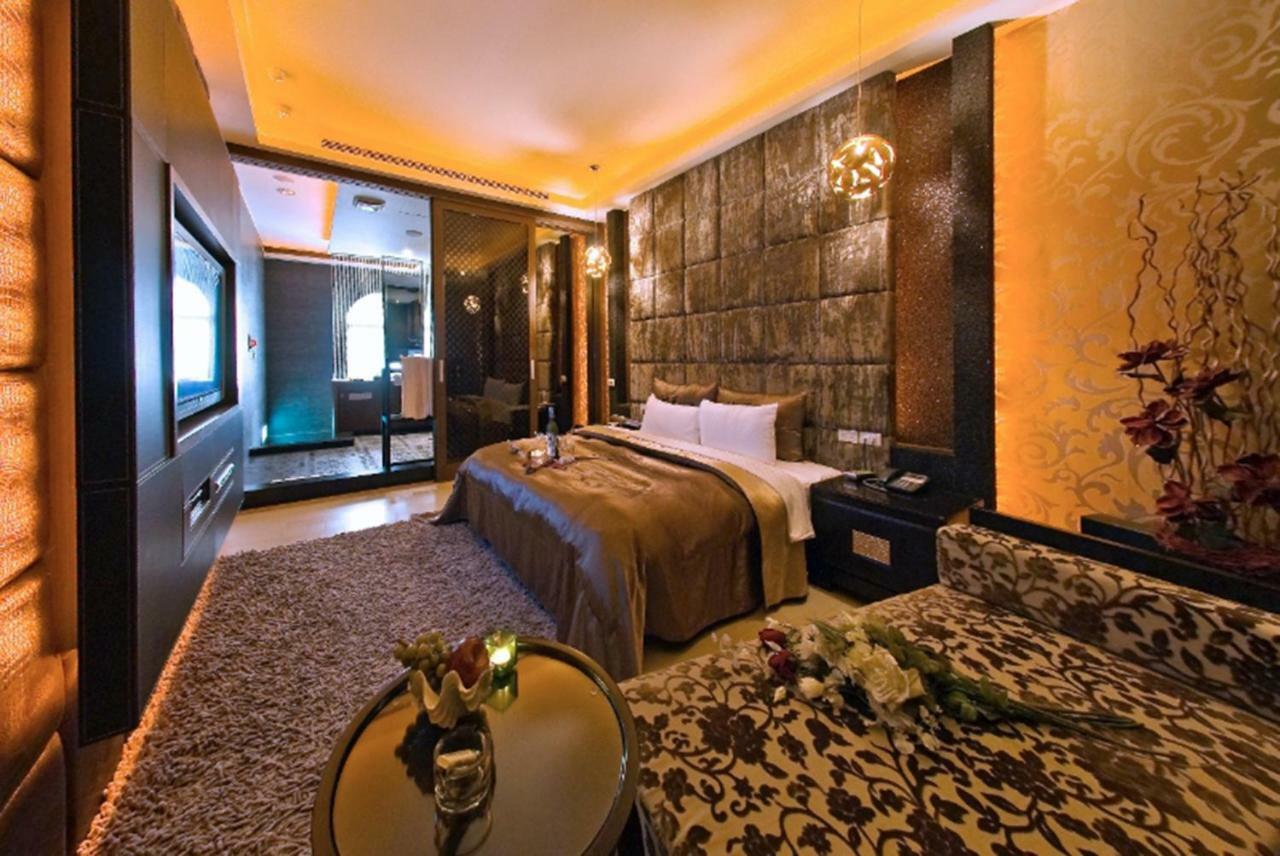 Sasha Motel Taichung Bagian luar foto