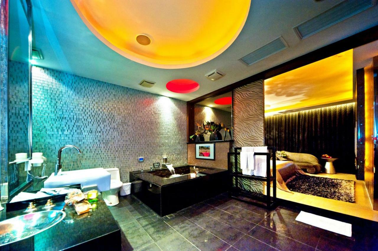 Sasha Motel Taichung Bagian luar foto