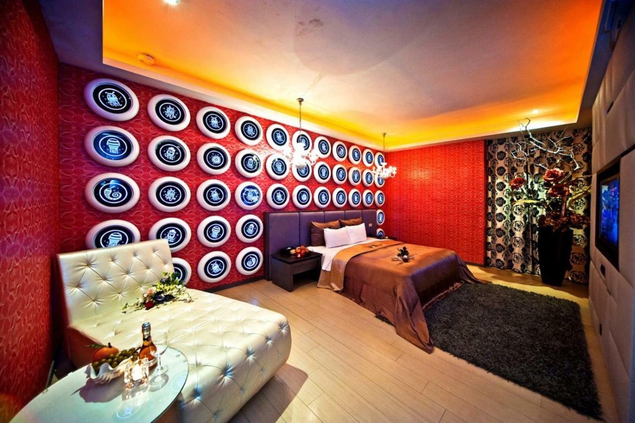 Sasha Motel Taichung Bagian luar foto