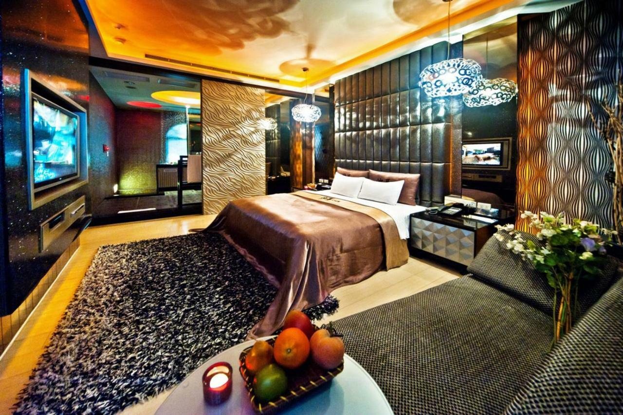 Sasha Motel Taichung Bagian luar foto