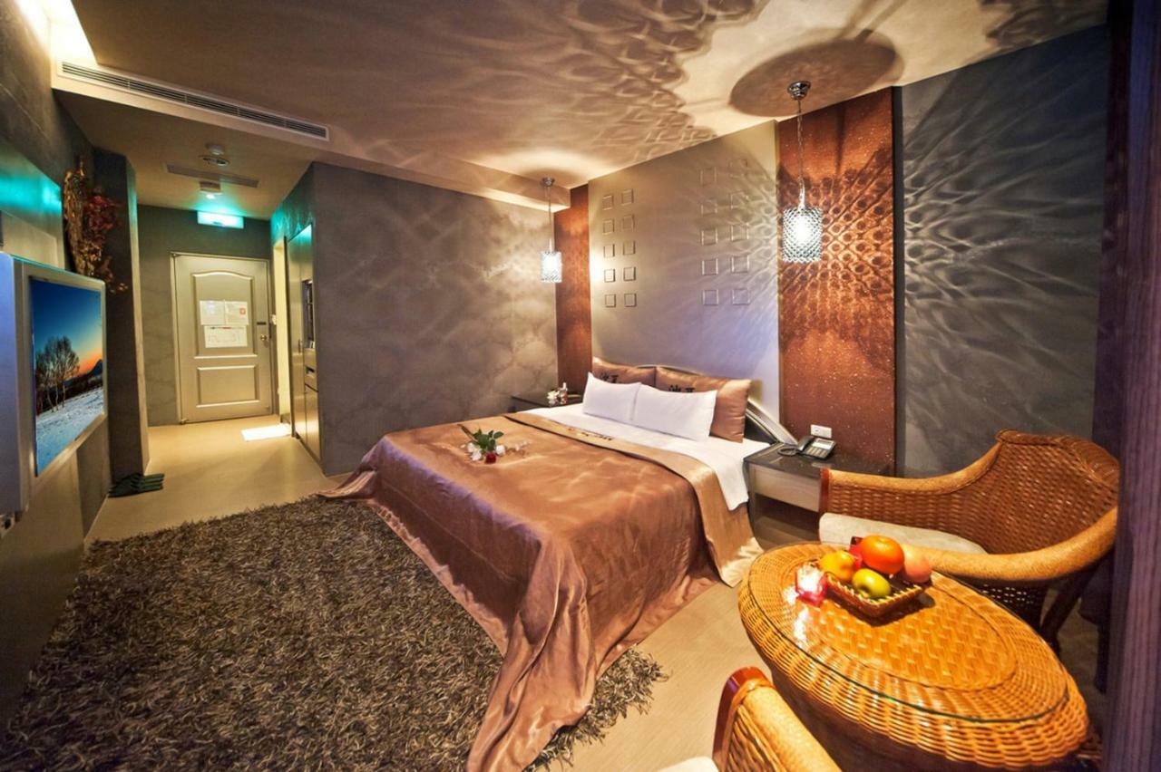 Sasha Motel Taichung Bagian luar foto